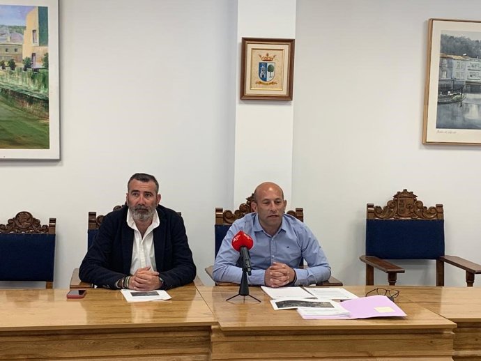 Javier Piarro con el alcalde de Alcalá del Valle.