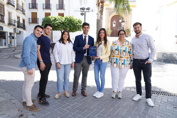 La presidenta de NNGG de Málaga, Loli Caetano, ha presentado el programa marco 2023 que la formación juvenil ha elaborado de cara a las elecciones municipales junto al alcalde de Coín, Francisco Santos, y la presidenta local de NNGG, Alba Guzmán.