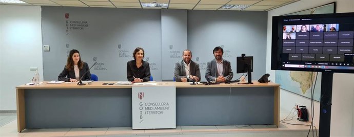 El conseller de Medio Ambiente y Territorio, Miquel Mir, y el director general de Residuos y Educación Ambiental, Sebasti Sansó, durante la presentación de la segunda línea de fondos europeos para la gestión de residuos
