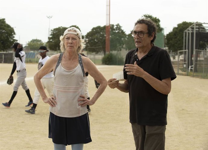 Archivo - El director de cine, Agustí Villaronga, durante el rodaje de 'Loli Tormenta' con Susi Sánchez.