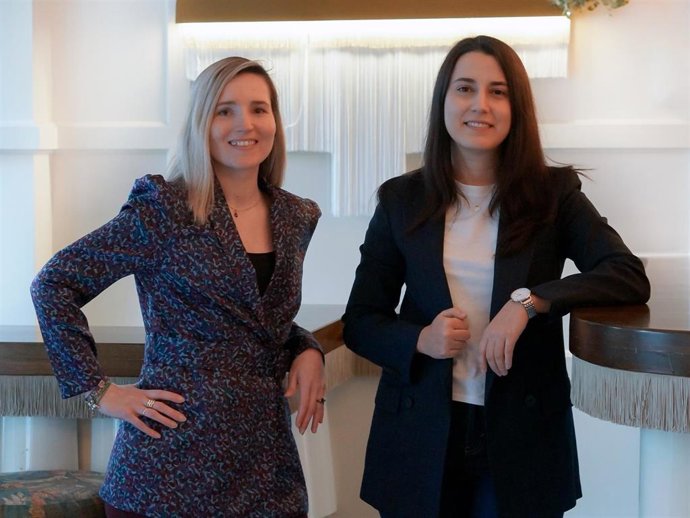 Reyes Bellver (izda) y Sara Rojas (dcha) tras la firma de la alianza entre Bellver Sports y WOT