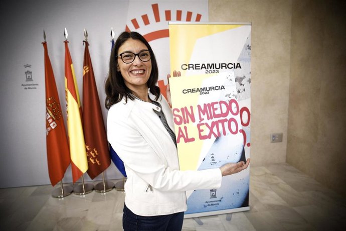 La concejala de Igualdad, Juventud y Cooperación al Desarrollo,  Teresa Franco, posa con el cartel del evento