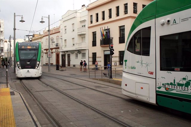 El tranvía de la Bahía de Cádiz, Trambahía, a su paso por el centro de San Fernando (Cádiz)