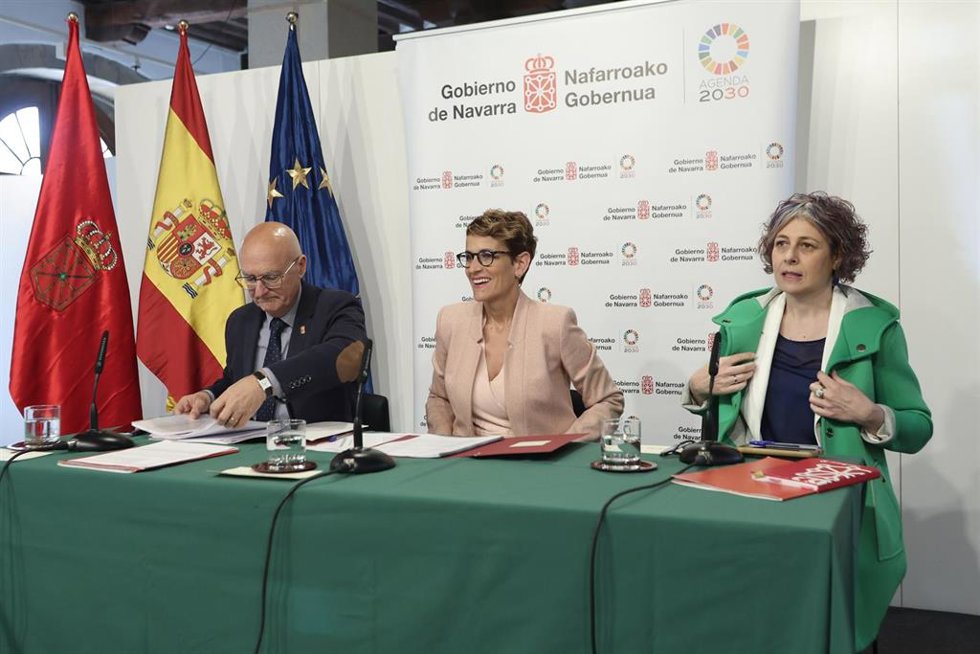 El consejero de Cohesión Territorial, Bernardo Ciriza, la presidenta María Chivite y la consejera de Cultura y Deporte, Rebeca Esnaola, durante la Conferencia de Diálogo en Pamplona.