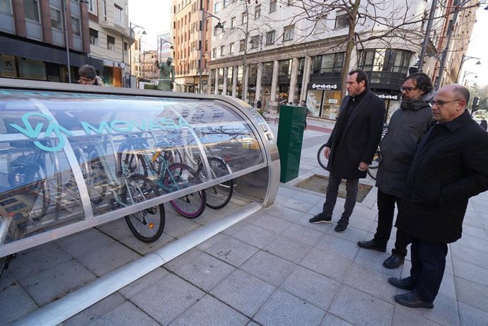 Archivo - Puente (i), Fernández Heredia y Vélez en el aparcabicis de María de Molina.