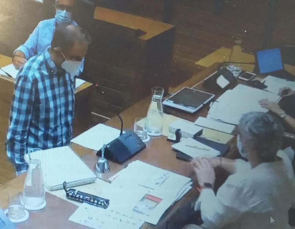 Archivo - El concejal de Podemos-Equo Xixón Rufino Fernández Alonso durante su toma de posesión en el Pleno del Ayuntamiento de Gijón (Archivo)