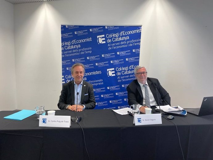 El decano del CEC, Carles Puig de Travy, y el director técnico de la Encuesta de Situación Económica del CEC, Xavier Segura, en rueda de prensa para presentar los resultados de la 'Encuesta de Situació Econmica de Hivern de 2023'.