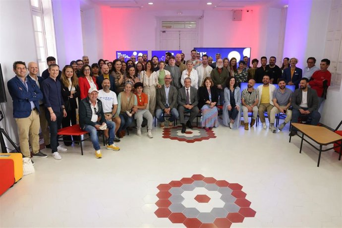 A la presentación han acudido medio centenar de gestores culturales, coordinadores de ciclos, profesores de cursos y talleres, profesionales, artistas, creadores, coworkers, directores de museos, de escuelas de fotografía, periodistas y técnicos.