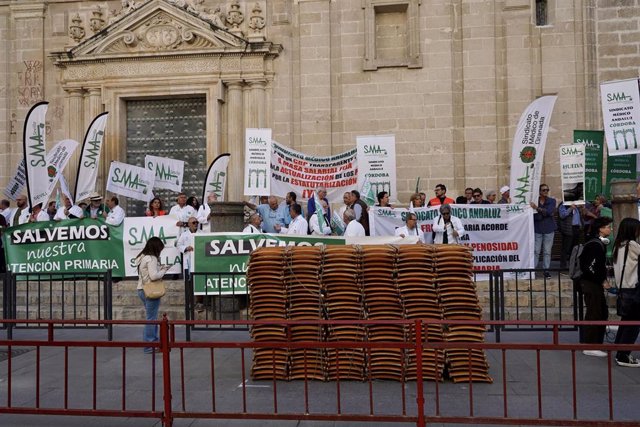 Archivo - Los médicos andaluces tensionan a la Junta y exigen "ya la resolución inmediata" del acuerdo de Atención Primaria.