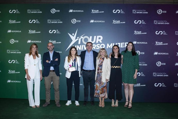 La concejala delegada de Servicios Sociales, Acción Comunitaria y Deporte del Ayuntamiento de Pamplona, María Caballero, y el concejal especial de Deporte y Juventud, Fernando Aranguren, junto al resto de participantes en el encuentro
