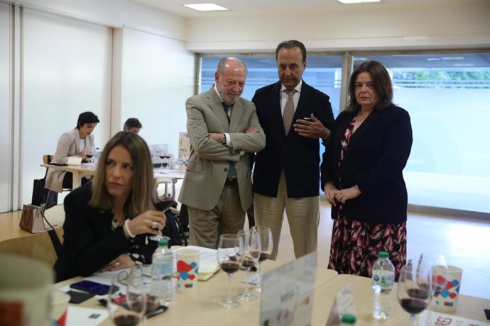 Villalobos asiste a una de las catas a ciegas del concurso de vinos y licores de la provincia organizado por Prodetur.