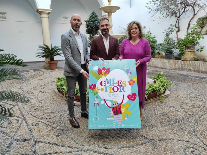 Autoridades en la presentación de 'Calles en flor' de Cañete de las Torres.
