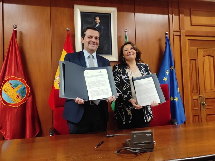 La consejera de Agricultura, Pesca, Agua y Desarrollo Rural de la Junta de Andalucía, Carmen Crespo, y el alcalde de Córdoba, José María Bellido, tras la firma del acuerdo.