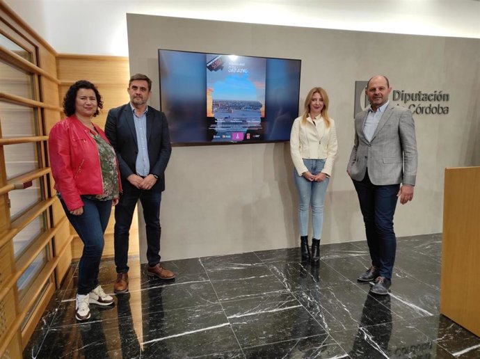 El delegado de Cooperación al Desarrollo y Memoria Democrática de la Diputación de Córdoba, Ramón Hernández (segundo por la izda.), en la presentación del documental 'Voces del Sáhara'.