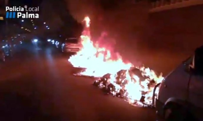 Archivo - Imágenes de archivo de contenedores ardiendo en Palma