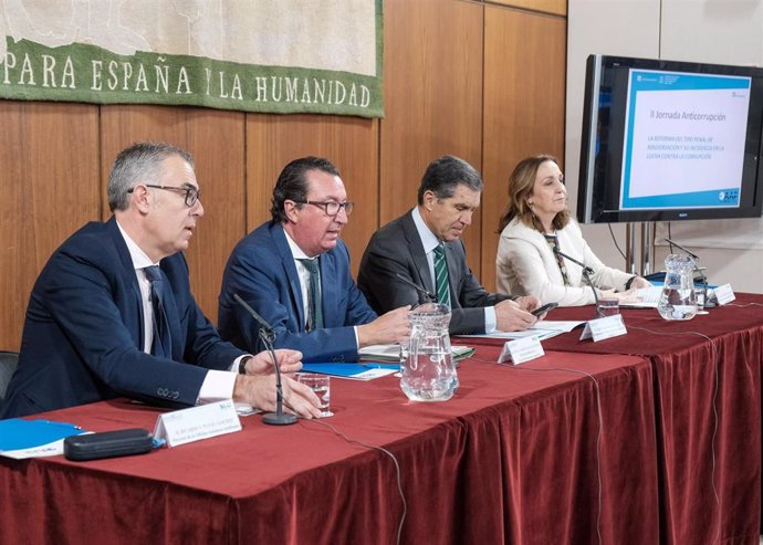 Imagen de este miércoles de la II Jornada Anticorrupción, celebrada en el Parlamento de Andalucía, con el director de la Oficina Andaluza contra el fraude, Ricardo Puyol, en primer término, y el presidente del TSJA, Lorenzo del Río, en tercer lugar.