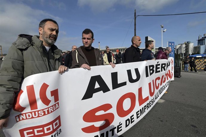 Extrabajadores de Alu Ibérica en A Coruña durante una movilización