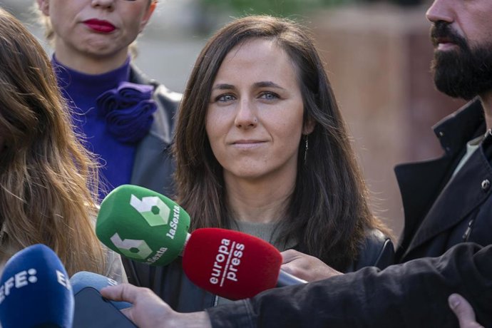 La secretaria general de Podemos y ministra de Derechos Sociales y Agenda 2023, Ione Belarra, durante su visita a la Central Térmica de Orcasitas, a 17 de marzo de 2023, en Madrid (España). 