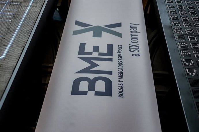 Archivo - Un panel de BMEen el Palacio de la Bolsa, a 1 de febrero de 2023, en Madrid (España). El Ibex 35 cotizaba con un avance del 0,8% en la media sesión, lo que le llevaba a situarse en los 9.106 enteros, a la espera de la decisión de la Reserva Fe