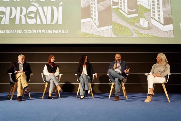 Mesa redonda en el Cine Albéniz con motivo de la presentación del documental 'Todo lo que aprendí. Historias sobre educación en Palma-Palmilla'.