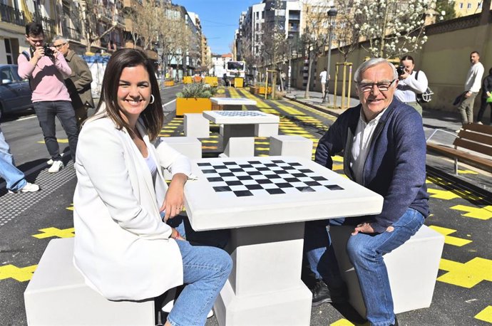 La vicealcaldesa de Valncia y candidata del PSPV, Sandra Gómez, y el alcalde de la ciudad y candidato de Compromís, Joan Ribó, en una imagen reciente durante su visita a la supermanzana de Petxina.