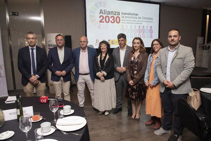 El delegado del Área de Presidencia, Asistencia Económica con los Municipios y Mancomunidades y Protección Civil de la Diputación de Córdoba, Rafael Llamas (cuarto por la dcha.), en la presentación de 'Alianza 2030'.