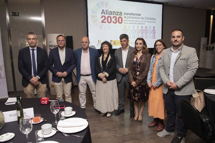 El delegado del Área de Presidencia, Asistencia Económica con los Municipios y Mancomunidades y Protección Civil de la Diputación de Córdoba, Rafael Llamas (cuarto por la dcha.), en la presentación de 'Alianza 2030'.