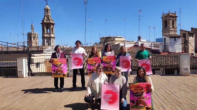 Organizadores y representantes del acto conmemorativo del 25 de abril posan con el cartel en el ático del Octubre Centre de Cultura Contempornia