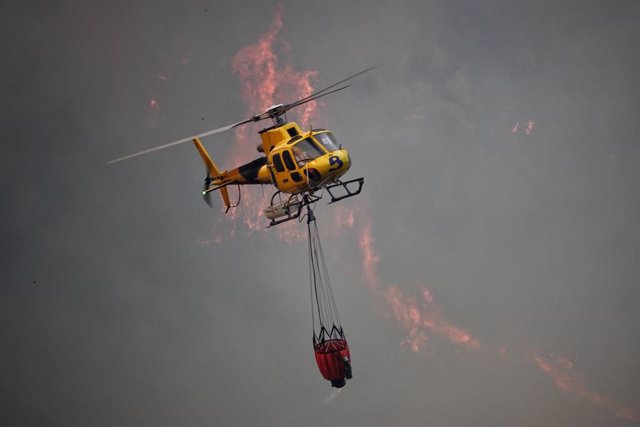 Bomberos de Asturias trabajan para extinguir las llamas en un incendio forestal, a 28 de marzo de 2023, en Toraño, Parres.