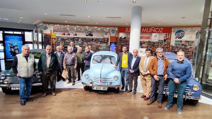 Exposición 70 aniversario Renault 4/4 en Vallsur