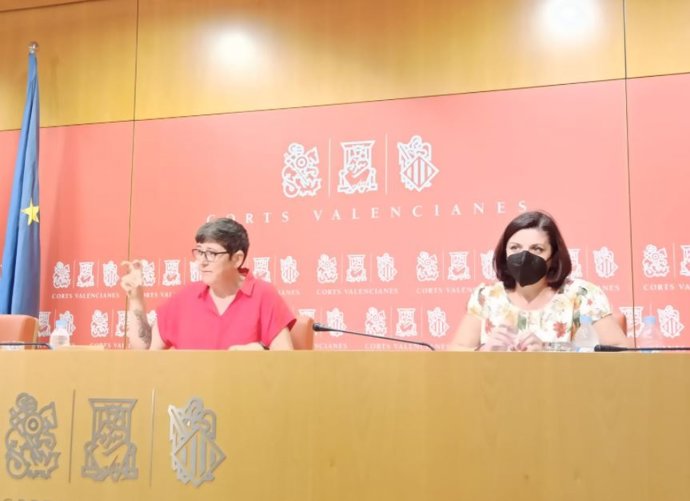 Archivo - Arxiu - Pilar Lima, en roda de premsa a Les Corts Valencianes al costat de la diputada d'Estefanía Blanes, en imatge d'arxiu
