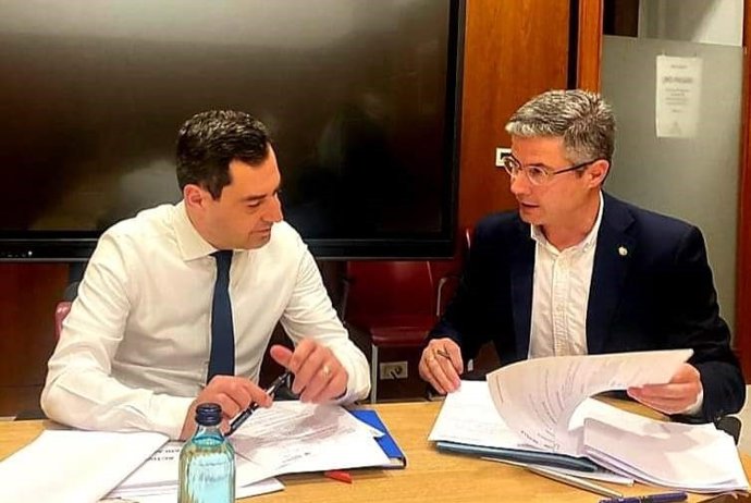 El presidente de la Junta, Juanma Moreno, con el portavoz del PP en Valencia de la Concepción, Ramón Peña.