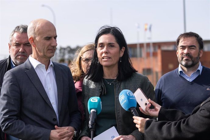 La secretaria general del PPdeG, Paula Prado, acompañada de otros dirigentes del partido, realiza declaraciones a los medios.