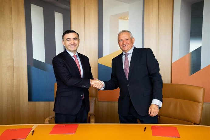 El director de negocio de Santander España, Antonio Román y el presidente de Cooperativas Agro-alimentarias de España, Ángel Villafranca.