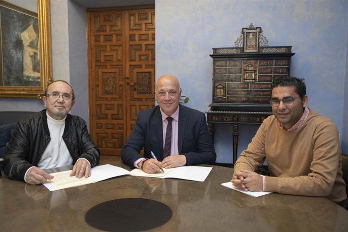 El presidente de la Diputación de Córdoba, Antonio Ruiz (centro), durante la firma del documento de donación.