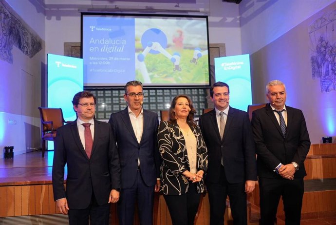 (Desde Izda.) Óscar Lozano, Joaquín Segovia, Carmen Crespo, José María Bellido Y Víctor Montoro, Al Inicio Del Foro.