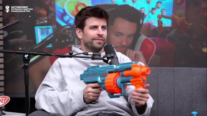 Gerard Piqué con una 'NERF' durante el espacio 'After Kings' de la 'Kings League Infojobs'