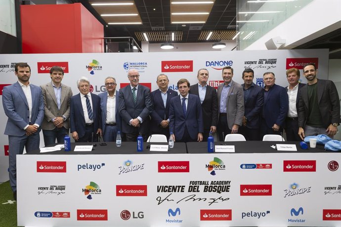 El ex seleccionador nacional de fútbol, Vicente del Bosque, arropado por el alcalde de Madrid, José Luis Martínez-Almeida; el presidente del CSD, José Manuel Franco; y, entre otros, el del Atlético, Enrique Cerezo, en la presentación de su campus.