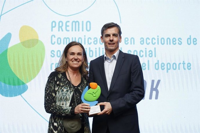 El director del área de patrocinios de CaixaBank, Alfredo Bustillo, recoge el premio 'Comunicación en Acciones de Sostenibilidad Social relacionadas con el Deporte' otorgado a la entidad.
