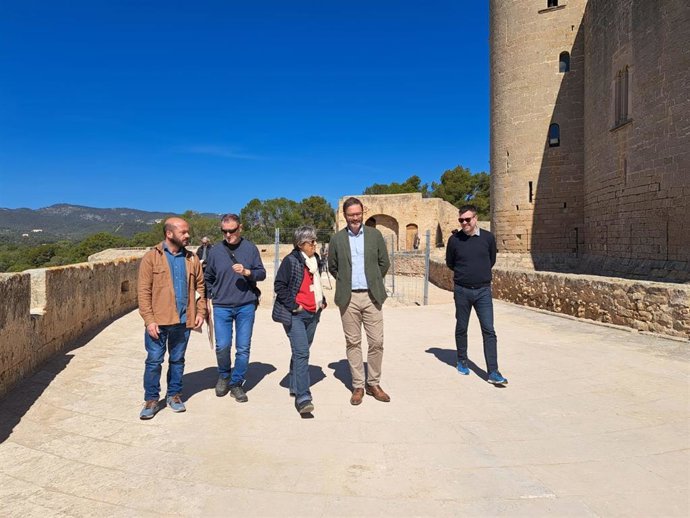 Las obras de rehabilitación del Castillo de Bellver aseguran la estructura y restauran el foso interior.