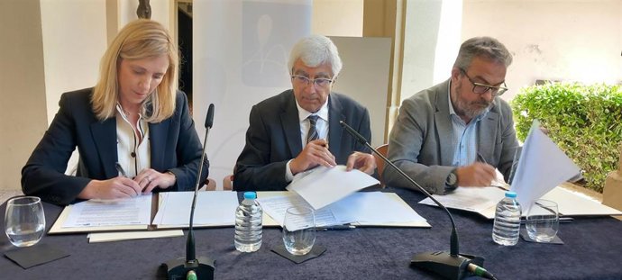 La alcaldesa de Valls, Dolors Farré, el conseller de Salud, Manel Balcells, y el presidente del Consejo de Administración de Gestión Hospital Valls, Martí Barber