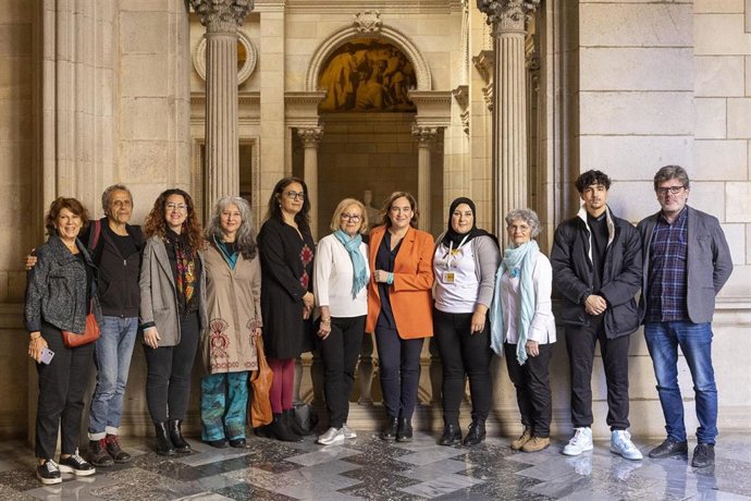 La alcaldesa de Barcelona, Ada Colau, y la teniente de alcalde Laura Pérez, junto a mujeres representantes de las entidades y las fundaciones que trabajan por la paz en el conflicto Palestina-Israel.