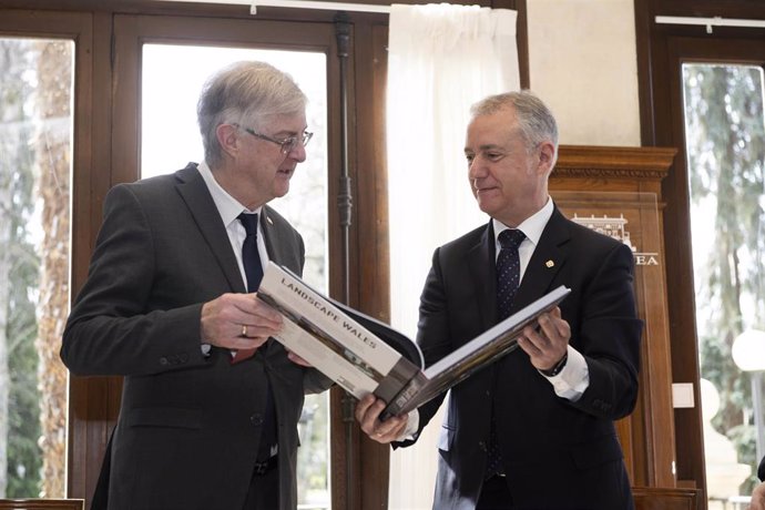 El lehendakari, Iñigo Urkullu, se ha reunido en el Palacio de Ajuria Enea con el ministro principal de Gales, Mark Drakeford