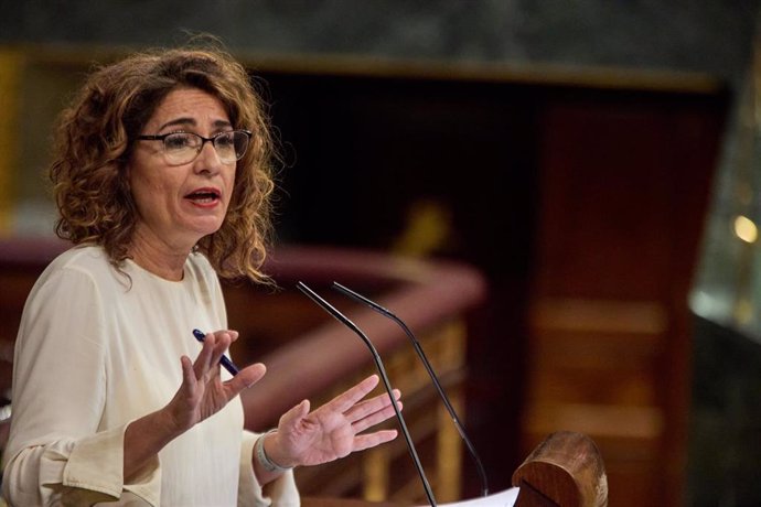 La ministra de Hacienda, María Jesús Montero, interviene durante una sesión plenaria, en el Congreso de los Diputados, a 29 de marzo de 2023, en Madrid (España).  