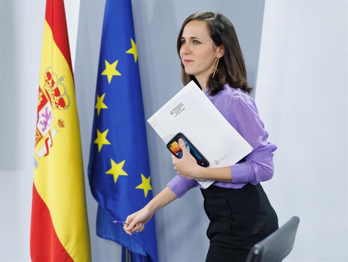 Archivo - La líder de Podemos y ministra de Derechos Sociales, Ione Belarra, a su salida de una rueda de prensa posterior al Consejo de Ministros, a 17 de enero de 2023, en Madrid (España).