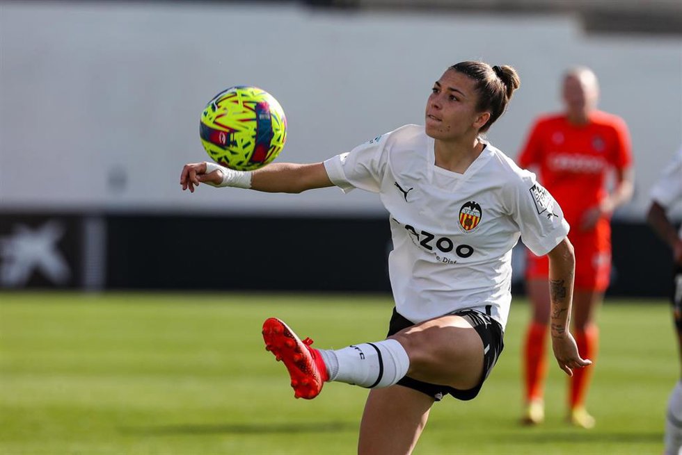 Archivo - Asun Martínez  trata de controlar un balón durante un partido del Valencia