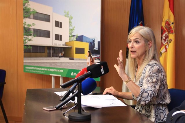 La consejera de Desarrollo Educativo y FP, Patricia del Pozo, desgrana los planes para nuevos centros educativos en Roquetas de Mar (Almería).
