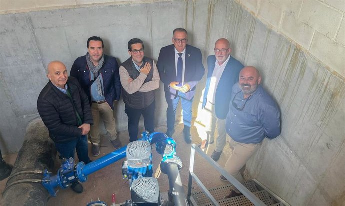 El delegado de Cohesión Territorial de la Diputación de Córdoba, Juan Díaz (tercero por la dcha.), en su visita a Cabra.