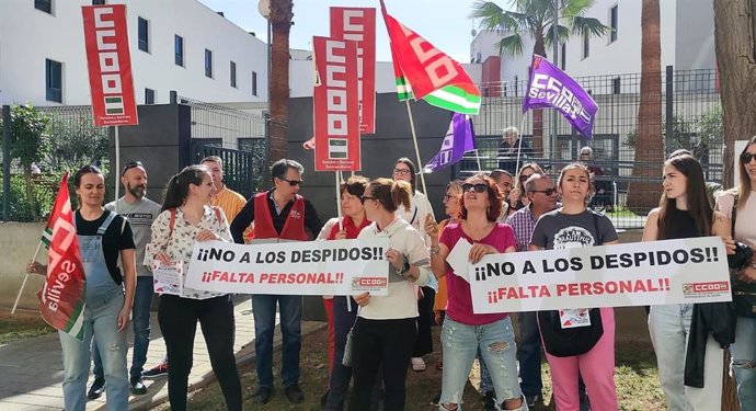 Concentración de CCOO Sevilla para exigir la "readmisión del personal despedido" en la residencia de Vitalia de Kansas City. Mayores Vitalia