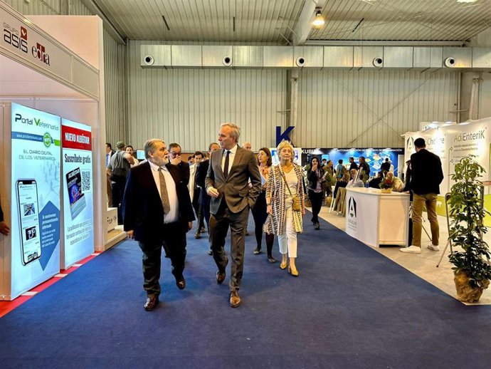 El alcalde de Zaragoza, Jorge Azcón, acompañado por el presidente de la Cámara de Comercio de Zaragoza y presidente de Feria de Zaragoza, Manuel Teruel